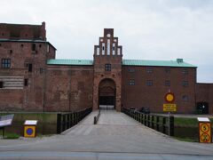 マルメーヒュース城(Malmöhus Slott)の入り口とマルメヒュース通り(Malmöhusvägen)

http://malmo.se/Kultur--fritid/Kultur--noje/Museer--utstallningar/Malmo-Museer/Om-Malmo-Museer/Malmohus-slott.html