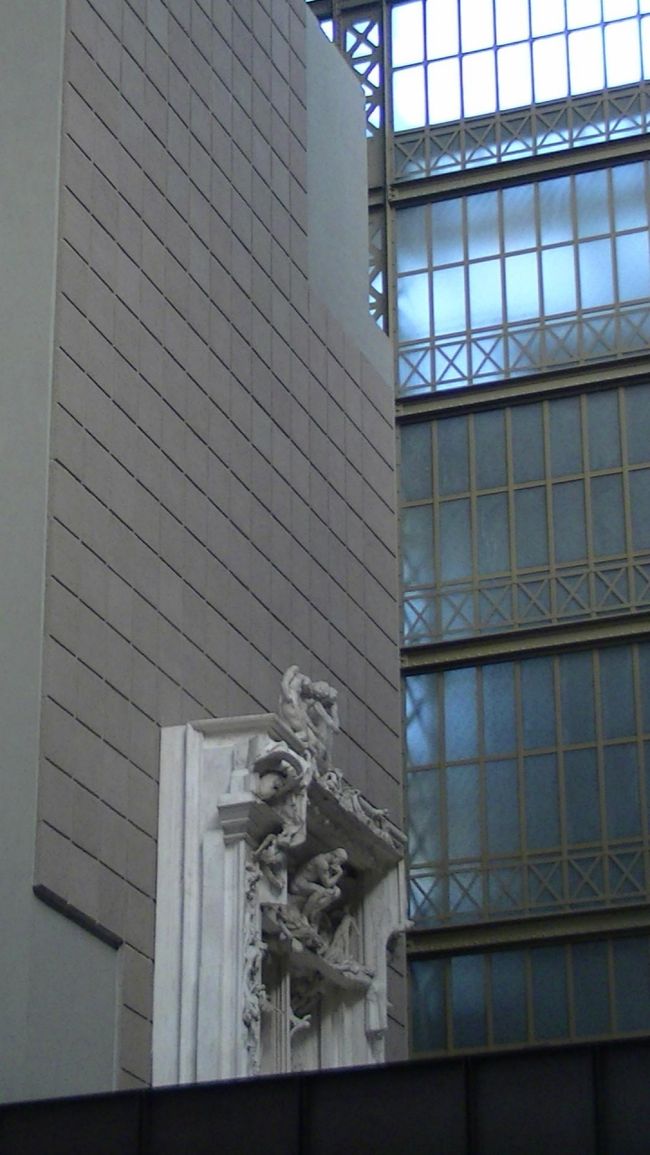 ロダン・地獄の門<br /><br />1880〜1917<br /><br />下からみるとこんな感じ・・<br /><br />殺風景でしょ＾＾