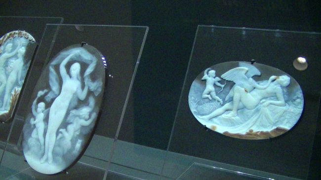 カメオ・<br /><br />私はアクセサリーを見るのが好き<br />なので、彫像より先にみます