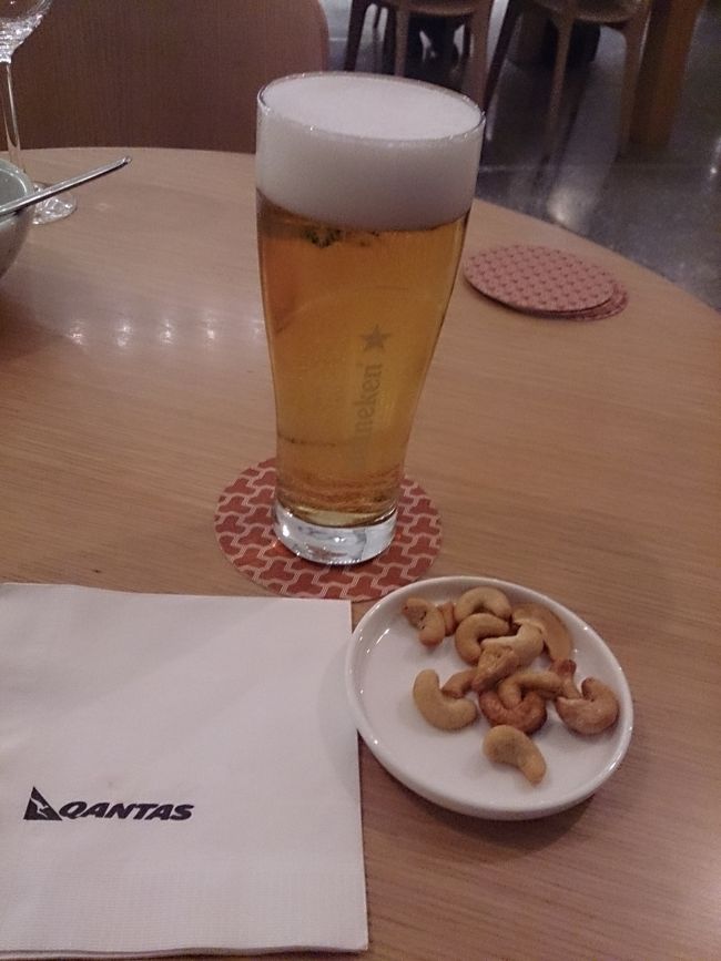 カンタスラウンジでシャワーを借りようやくリフレッシュできました。。ビールはタイガーとハイネケンの2種類がありバーテンダーの方がサーバーでついでくれます。<br />この後ＳＡＴＳラウンジにも行きましたが、カンタスの方が断然良かったです。