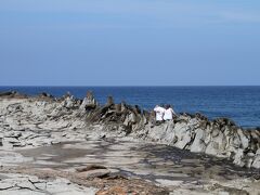4.ドラゴンズティースとミステリーサークル
カパルアゴルフコースを横切り海に向かうとこの奇岩が見える。