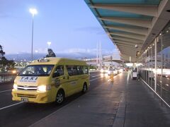 空港へ着くとようやく空が明るくなってきました。


タクシー　　ホテル→空港：AUD59.27
おっとぉ〜、けっこうするのね＾＾；
［スカイバス］は片道2人でAUD34なので、まぁこんなもんか。