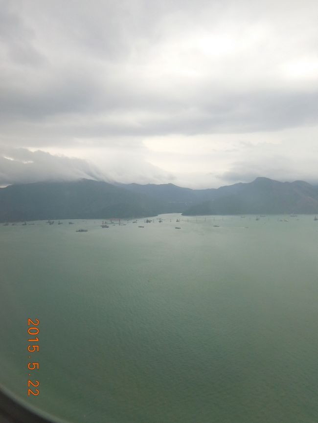 もうすぐ到着！<br />お天気悪く、いつも見えるビル群は雲の中でみえませんでした。<br />