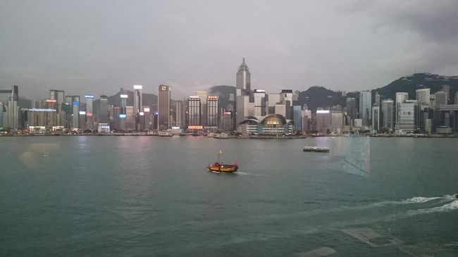 お気に入りのホテルはインターコンチネンタル香港☆<br />今回も泊まりま〜す。<br />クラブラウンジ利用をつけていたので、2階のラウンジでチェックイン手続きをして、アフタヌーンティーをして、お部屋へ。この景色が大好き☆<br />そうそう。携帯がお部屋に置いてありまいた。無料で使えます。<br />もちろん最初の表示は英語。なんとか日本語表示までできましたが、日本語入力はできません。<br /><br />今日のディナーは、いつも大変お世話になりますＪＣＢラウンジ経由で、日本よりお願いし予約してもらった、『夜上海』へ出かけます。お勧めです。