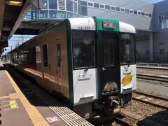 　新庄駅に停車中の陸羽東線小牛田行きです。