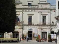 2013/04/30　朝のアルベロベッロをブラブラ・・・

ポポロ広場にある警察署・・・
最初は、何の建物だろうと思ったのですが、良く見たら警察署でした！！