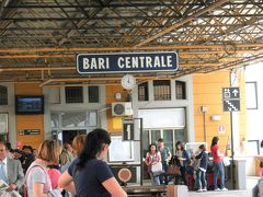 2013/04/30　バーリ・ノルド駅（Bari Nord）

私鉄「Ferrovie Appulo Lucane（FAL）線」に乗ってマテーラへ行きます！！

イタリア国鉄のバーリ駅を出たら左側にある黄色い建物に駅があり、入り口は路地を左に曲がったところにあります・・・
当時は工事をしていたから、今は入り口が変わっているかも知れませんねぇ〜