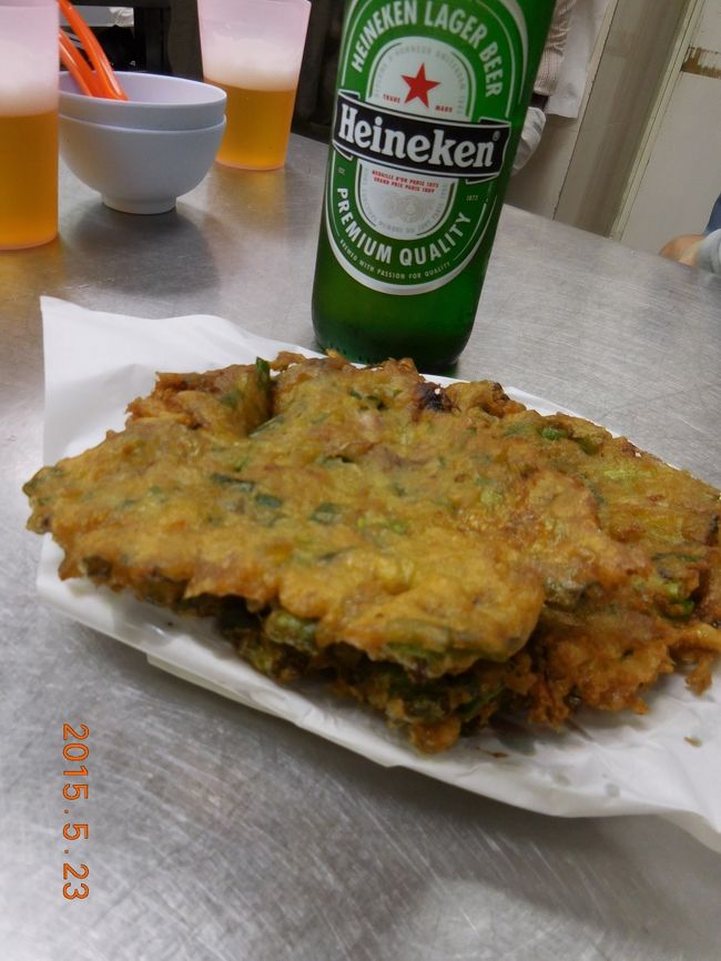 注文してから時間がかかるので、ビールのあてに小さな牡蠣の入ったかき揚げを注文。まあまあです。