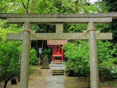 ハイキングコースが終わると葛原岡神社に到着

【葛原岡神社（くずはらおか神社）】
後醍醐天皇の忠臣として鎌倉幕府倒幕に活躍した
日野俊基（ひのとしもと）をお祀りする神社

日野俊基が無くなった翌年
楠木正成、新田義貞らの活躍により鎌倉幕府滅亡
