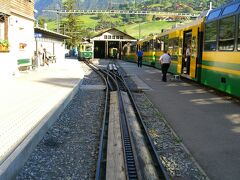 まずはグリンデルワルト駅から電車に乗って、グリンデルワルト・グルントへ。