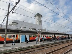 カサ・ヴォヤジャー駅で、空港線に乗り換え。

メクネスからの列車が遅れて到着。
乗りたい空港線の出発時間まであと１分。

大きなスーツケースを抱え、切符も買わずに猛ダッシュで空港線の到着ホームへ。なのに、空港線が来ない。
どうやら空港線も遅れてるらしい。

で、余裕のこの一枚。空港線到着ホームから駅舎をパチリ。