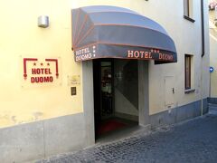 ここが今日から2泊する”Hotel Duomo”。通常、ホテルに直接予約を入れた方が安いのですが、ここはBooking.comで予約した方が安かったです。
