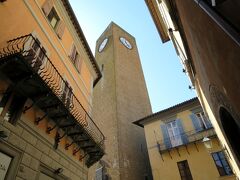 カヴール通りに出るとすぐ目につくのがコレ、”モーロの塔(Torre del Moro)”です。ドゥオーモ通りを歩いていてもすでに見えてきます。
七人宮殿(Palazzo dei Sette)の一角にそびえるこの塔は高さ47ｍあり、13世紀末に建てられました。当時は”教皇の塔”と呼ばれていたそうな。すごいのは、塔の四面がきっちり東西南北を向いていることです。