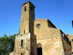 着きました、サン・ジョヴェナーレ教会(Chiesa di San Giovenale)です。この教会は1004年に建てられた、オルヴィエートで最も古い教会だそうです。外観を見てもその古さは伝わりますが、1000年以上もここでこうして人々の生活を見つめてきたのかと思うと、感慨深いものがあります。