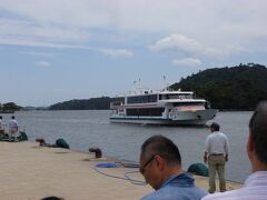 遊覧船は平日なのにほぼ満席。中国・東南アジアなどの外国人観光客も目立ちます。松島が津波から守ってくれただけに、賑っています。