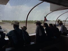 ベリーズシティー空港の展望テラスにいた謎の団体。
男性女性、大人子供みんな同じ格好。
アメリカの特殊なグループなんだろうけど、数時間彼らはここで飛行機見てた。（はい、自分も暇なんで数時間ここを出たり入ったりしてた）
