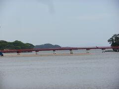 福浦島　松島観光の中心、松島海岸の東に浮かぶ島で、ひときわ目を引く２５２ｍの朱塗りの橋（福浦橋）で陸と結ばれています。福浦島は全島が県立自然植物園の指定を受けており松林の中にツバキ・カエデ・竹など２５０種に及ぶ草木が自生しています。島内ではゆるやかな道を歩きながら弁天堂や見晴台、天神崎などの見どころを３０分ほどで廻ることができ、場所によりさまざまに変化する風景は見る者を飽きさせません。途中にある茶店では軽食の他、松島特産のカキ（冬限定？）を味わえます。松島海岸と福浦島を結ぶ福浦橋は別名「出会い橋」とも呼ばれています。松島海岸には赤い橋が３つあり、この福浦橋の他に五大堂の透橋（縁結び橋）、雄島の渡月橋（縁切り橋）があります。
