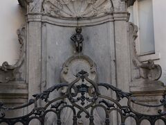 グランプラスからすぐの場所にありました。
そう、世界三大がっかりの一つである、小便小僧のジュリアン君。

