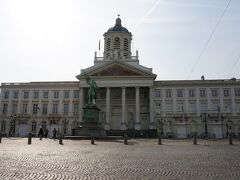 10時10分前に美術館に着いたのに、人の姿はまばら。
入り口の張り紙をみると、この日は11時開館とのこと。

なんだよ〜、ガイドブックに10時って書いているじゃん。

ということで1時間つぶすために辺りを適当にぶらぶらすることに。

写真は、美術館そばのロワイヤル広場。
