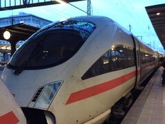 フランクフルト中央駅までICEで。
ヒルトン・ガーデン・インは真下が駅なので楽ちん。
この時、8:45くらい〜。