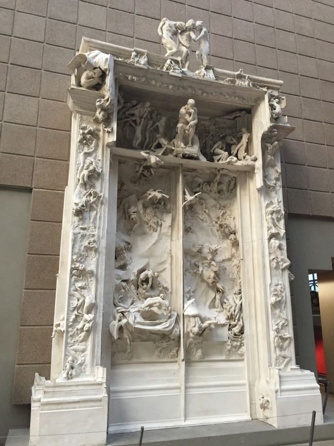 オーギュスト・ロダン・<br />（1840--1917）<br />地獄の門。<br /><br />一番上・・アダムを模した門の<br />シンボル「3つの影」<br /><br />aoitomoさんのように出来たら<br />いいのですが＾＾面白いのでお調べ<br />くださいね・・<br /><br />ここで見たいのは、左右下の<br />署名を表すロダンの自刻像・・<br />だそうですよ・・<br /><br />へ〜〜と思いました。<br />皆様・・見てくださいね＾＾<br /><br />写していないのが痛恨の極み