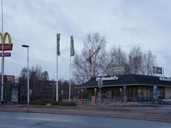 マクドナルドロヴァニエミ(McDonald's Rovaniemi)とコスキ通り(Koskikatu)
世界最北のマクドナルドらしいです。

http://www.mcdonalds.fi/fi.html