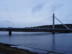 ロウソク橋(Jätkänkynttiläsilta)とケミ川(Kemijoki)とコスケン浜(Koskenranta)