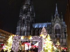 ケルン大聖堂裏のクリスマスマーケット。
