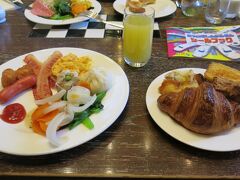 初日は呼子から福岡に戻りホテルニューオータニで宿泊。朝食はビュッフェが付いていましたのでこちらでいただきましたが、なかなか種類が豊富でよかったです。相変わらず盛り付けのセンスはあれなんですが(笑)