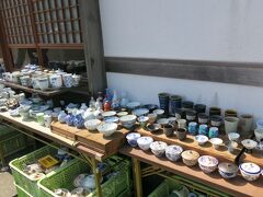 ということで有田陶器市に到着。駐車場はかなりたくさんありましたので停められないってことはありませんが、場所を間違えると少し歩くことになるかも。
街は陶器一色です。