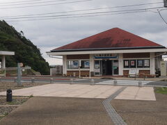勝浦海中公園に到着。
写真は資料館。この先に海中展望塔があります。