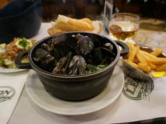 お昼も食べていなかったので、まだ4時ですが夕食にしました。

この日はどのガイドブックにも載っているシェ・レオンにしました。
普段は適当にレストランを決めますが、どうしてもここに行きたかった。目的はムール貝を食べること。

ムール貝、フリッツ、小エビのサラダ、ビールがセットになって34ユーロ。安くはないけど美味しかった。