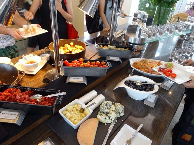 奮発してクラブルームに泊まったので、お酒と軽食が無料でプールサイドで頂けます。