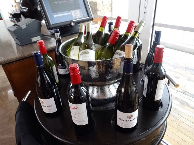 お酒です。ガンガン注いでくれましたが、セルフも可能です。