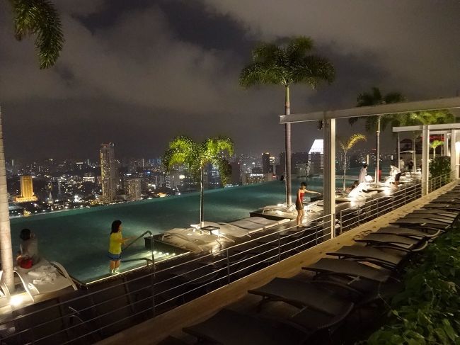 夜は夜で違う雰囲気です。<br />0時までプールにはいれました！<br /><br /><br />こちらのブログにも詳しく書いてますので、よければご覧下さい！<br />http://blog.livedoor.jp/enorin611/