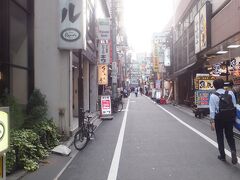 今日も四ツ谷駅直ぐ近くの「しんみち通り」を通って、食べ物屋を物色してますが・・・。 