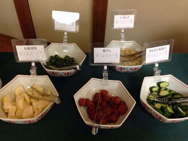 お漬物とご飯はセルフで食べ放題。