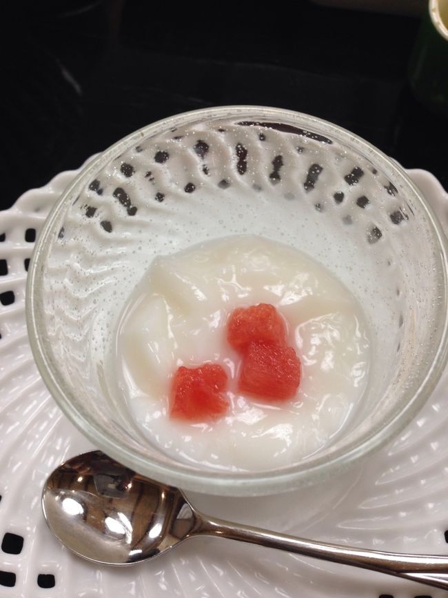デザートは杏仁豆腐。くこの実じゃなくスイカが乗ってる・・・
