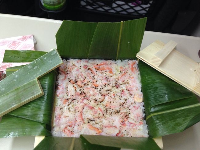 蟹のます寿司（680円）を食べながら帰ります。<br />みんな爆睡（笑）お疲れさまでした。