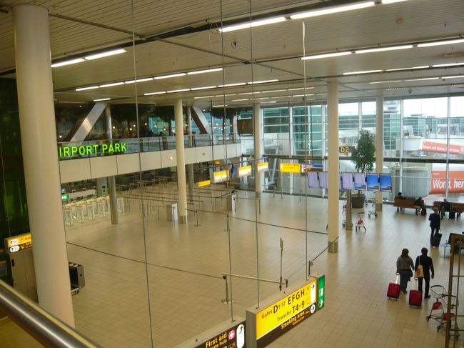 今回はＨＩＳの格安ツアー。飛行機とホテルと送迎のみで、あとは自由行動。<br />二人ともポルトガルは初めてなので、とりあえず旅行書でメインの観光地を調べました。<br />私は、ロカ岬へ行ければ満足です。<br />朝関空を飛び立ち、アムステルダムのスキポール空港に午後３時到着。アムス発は夜２０時５５分。５時間以上の待ち時間です。<br />友人がＨＩＳに確認したところ、空港の外には出られないとのこと。<br /><br />スキポール空港には美術館があり、時間をつぶすには困らないと聞いていたのですが、残念！現在改装中で美術館は夏までクローズ。工事中のの箇所が多く、チョットがっかりでした。<br /><br />プライオリティーカードで入れるラウンジ、２人でもＯＫだったので、良かったです。<br />