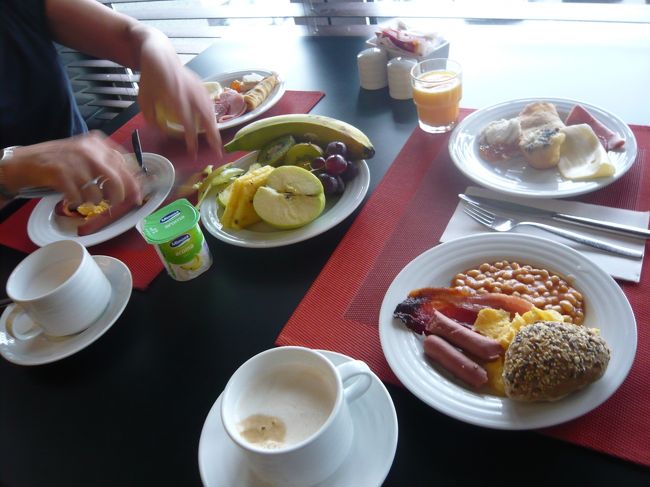 ４泊するルテシアホテル。中心地から少し離れていますが、地下鉄ローマ駅の近くで便利です。<br />朝食もまあまあ。<br />野菜がないね、と言っていたのですが、翌日トマトを食べている人がいたので、スタッフに言ったら持ってきてくれました。<br />その次の日は、サラダバーが設置されていました。<br />ツアー客が大勢利用しています。<br />部屋はきれいで、お風呂、シャワーも特に不満はなかったです。