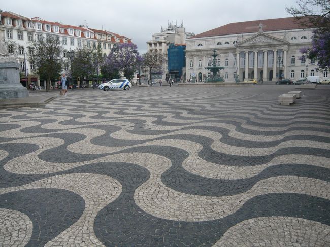 翌日は月曜日。<br />美術館などが休みなので、ロカ岬に行くことにしました。<br />でも、天気がイマイチ。曇っています。<br />午後になったら晴れることを期待して出発。少し寒いです。<br /><br />ローマ駅でプリペイドカードに１０ユーロチャージし、地下鉄でロシオ駅に行きます。<br />地上に出て少し歩くと、列車のローマ駅に到着。<br /><br />ロカ岬を周遊する列車とバス乗り放題のチケットを買いました。