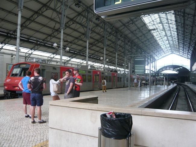 列車でシントラへ行き観光とランチ。そのあとバスでロカ岬。<br />帰りはバスでカスカイスへ出て、列車でリスボンへ、というコースです。