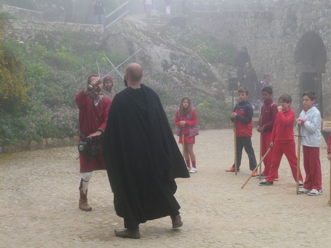 城跡の中では、中世の衣装を着けたイベントが行われていました。<br />子供たちを集めて剣術？<br />ダンスやお絵かきなども。