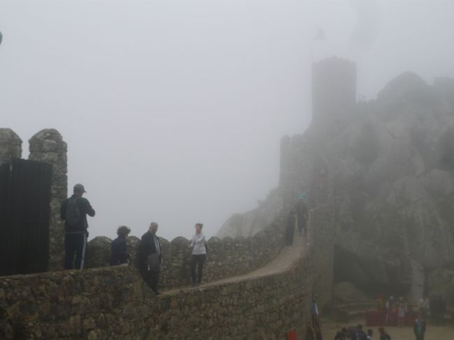 城壁を歩きますが、行けども行けどもまた奥に塔があり、私の足にはハードでした。<br />見晴らしは良くなかったけど、幻想的な雰囲気はめったに味わえない経験。