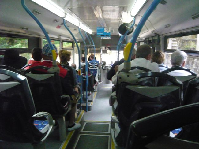 バスの中はこんな感じ。