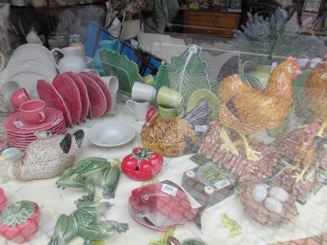 思ったより時間がとられたので、ペナ宮、王宮はパス。<br />レプブリカ広場で散策、ランチ。<br /><br />可愛いお店がいっぱいあります。<br />キャベツの陶器のお店。