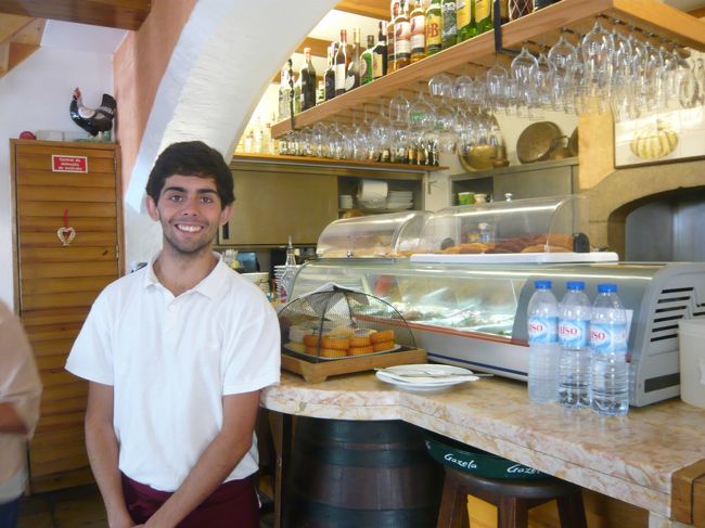 ランチの場所を探していると、おいしそうにスープを食べているお店がありました。このお兄さんに誘われて中に入りました。<br />スープとサラダの簡単なランチでしたが、ボリュームもあって私たちには十分でした。<br /><br />