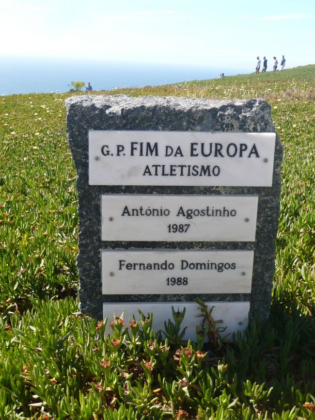 シントラにすっかり長居をしてしまいましたが、ロカ岬行のバス４０３番に。<br />バス乗り場はすごく長い列で、積み残し。臨時のバスが出ました。<br />３時２５分のバスに乗るつもりでしたが、発車したのは３時５０分でした。<br />カーブの多い道を３〜４０分。<br />ヨーロッパの果てに到着。