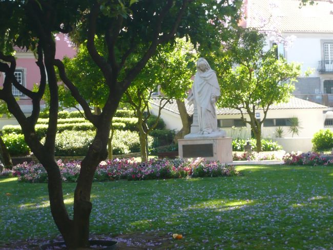 帰りはシントラではなく、カスカイスへ。<br />バスを降りて海岸への道を聞き、歩いて５〜６分くらい。